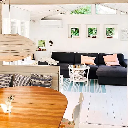 4 Person Holiday Home In Melby Hébergement de vacances *