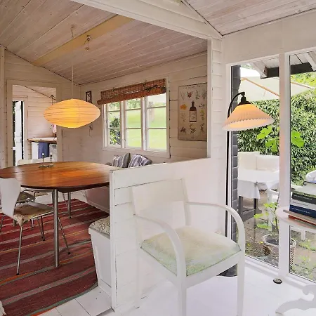 4 Person Holiday Home In Melby Hébergement de vacances